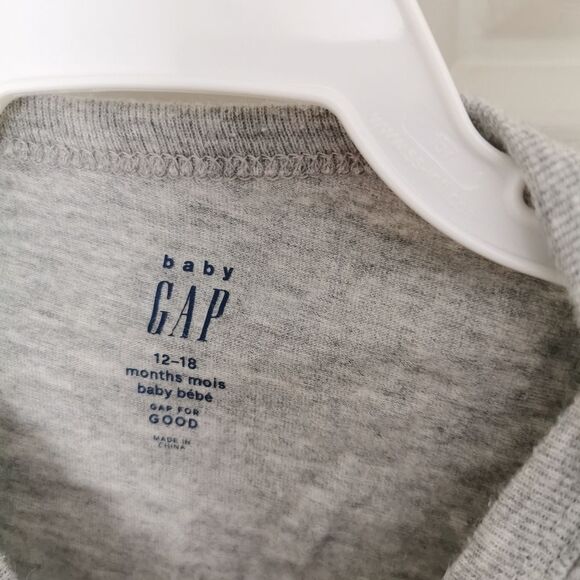3/$15 Gap long sleeve onesie size 12-18 m - Picture 3 of 4